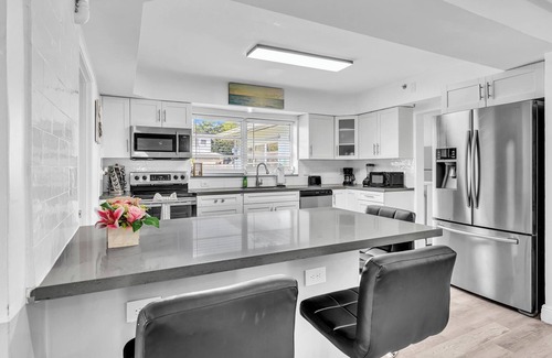 Parkside House | Hollywood Castle 7 bedrooms 4 baths pool home ,hot tub close to beaches