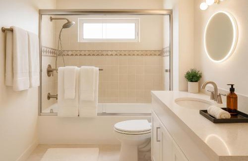 Melrose Apartment | Hollywood Hills, Near Griffith Park - Family-Friendly 2BR