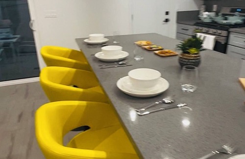 Canoga Park House | Hollywood Hillside Retreat: A Modern Escape Near Universal Studios