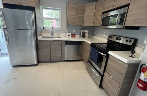 Little Ranches House | Hollywood palm grove, deck, quiet yard & free parking