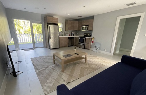 Little Ranches House | Hollywood palm grove, deck, quiet yard & free parking