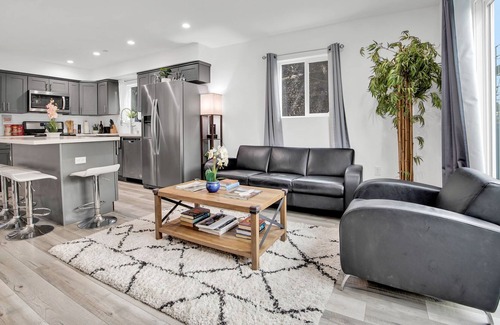 Little Armenia House | Hollywood Townhouse w/ Amazing View & King Bed