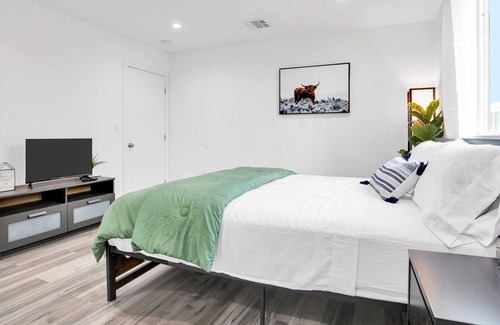 Little Armenia House | Hollywood Townhouse w/ Amazing View & King Bed