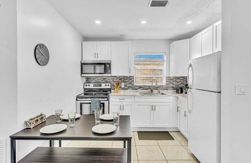 Royal Poinciana House | Hollywood Vacation in Perfect Beach Location HA01