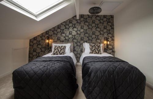 Brockholes House | Holmfirth Home, Comfortable Stay, Near Trails and Town, Sleeps 5