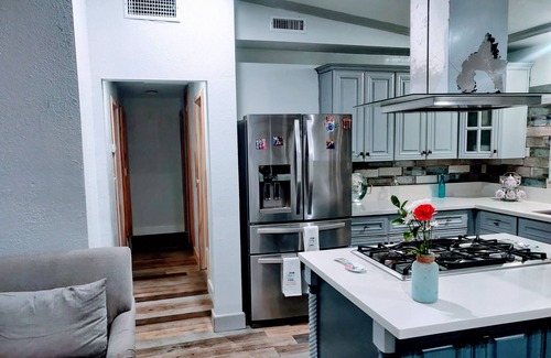 Valinda House | Home away from 🏠 City life 🌆and sunny🏖️