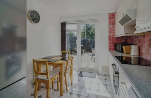 Waltham Cross House | Home away from home- a quiet resting place