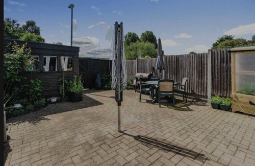 Waltham Cross House | Home away from home- a quiet resting place