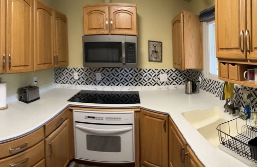 Taku - Campbell House | Home away from home near Airport with deck