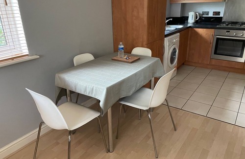 Greenford Broadway Apartment | Home away - Northala field - 20 minutes to Central London/Wembley stadium/LHR.