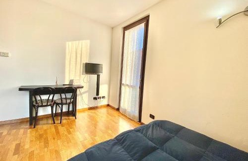 Cologno Monzese Apartment | Home graziosa, in coorte interna tranquilla, con parcheggio gratuito privato e metropolitana Cologno Monzese