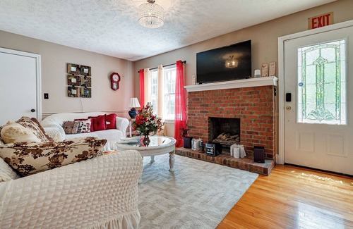 Temple House | Home in Temple w/ Screened Porch + Gas Fireplace!