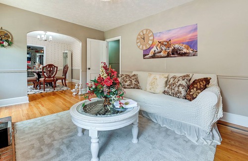 Temple House | Home in Temple w/ Screened Porch + Gas Fireplace!