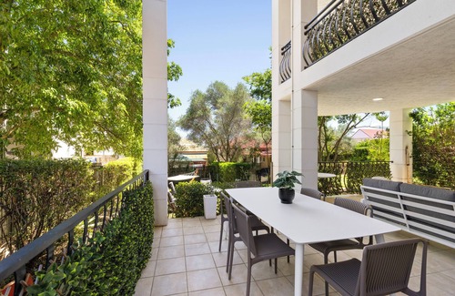 Highgate Hill Apartment | Home-like Garden Apartment