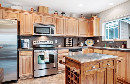 Ronald House | Home near Suncadia with a wood-burning fireplace & furnished deck