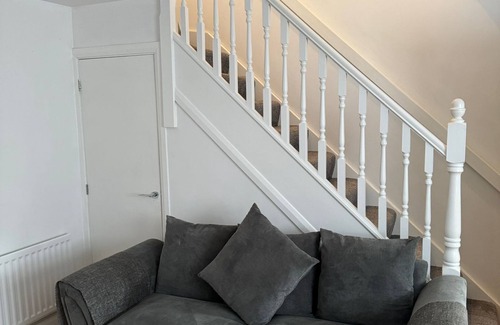 Manchester House | Home Sleeps5-netflix-parkg-near City Center/etihad