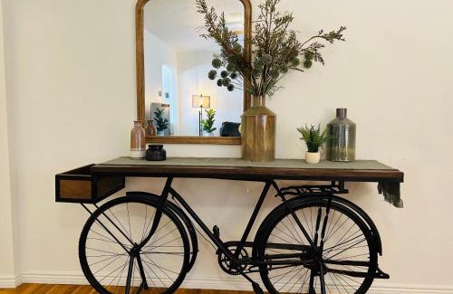 South Boise Village House | Home Sweet Idahome, feels like home with all the decor you wish you could afford King bed in master, fully fenced dog friendly yard, a few blocks from BSU and downtown Boise, Your perfect stay!