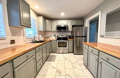 Shell Point House | Home Under The Oaks - 3 bedroom - 2 bath - 2 Miles to Parris Island!