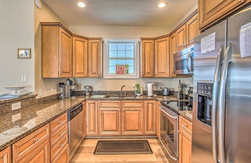 Garden City House | Home w/Deck: 1 Mi to Surfside Beach Access!