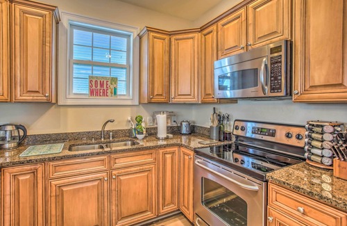 Garden City House | Home w/Deck: 1 Mi to Surfside Beach Access!