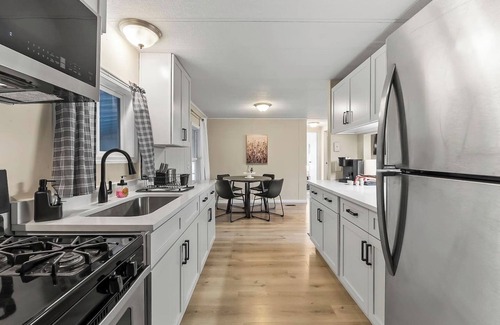 Leo-Cedarville House | Home w/Master King Suite And Garage