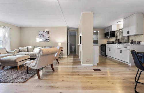 Leo-Cedarville House | Home w/Master King Suite And Garage