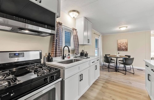 Leo-Cedarville House | Home w/Master King Suite And Garage