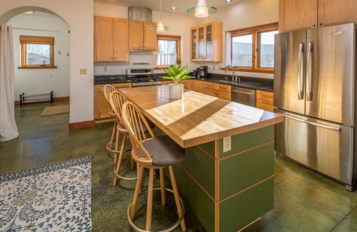 Bozeman House | Home w/river access & stunning views of the mountains in Gallatin Gateway - Le Ciel