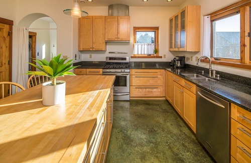 Bozeman House | Home w/river access & stunning views of the mountains in Gallatin Gateway - Le Ciel