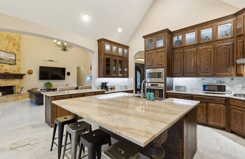 Forney House | Home W/Theater | Poker Room | Hot Tub & More