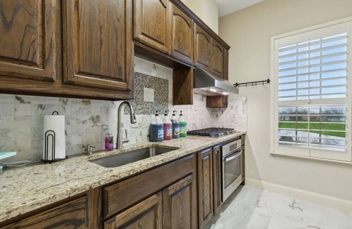 Forney House | Home W/Theater | Poker Room | Hot Tub & More