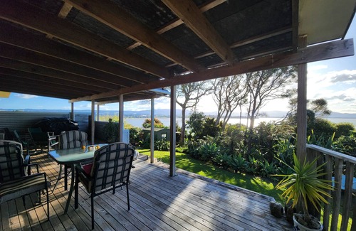 Omokoroa House | Home with gorgeous mountain and water views