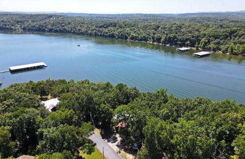 Arrow Point House | Home with Large Deck on Table Rock Lake!