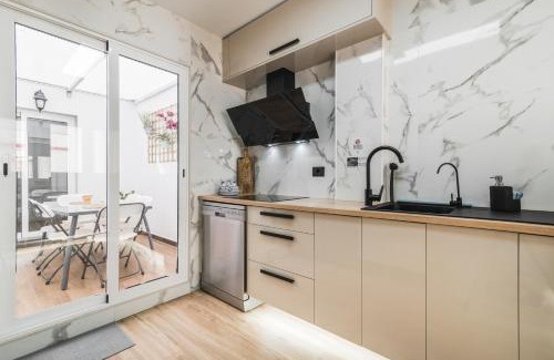 Ingenio Apartment | Home2Book Stylish & Bright Bakea Apartment