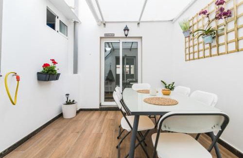 Ingenio Apartment | Home2Book Stylish & Bright Bakea Apartment