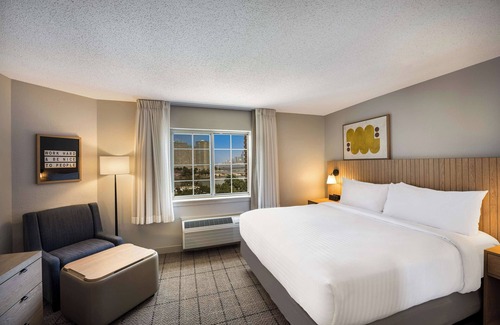 Exchange Place North Hotel | Homelike Staycation with Full Kitchen, Onsite Parking, Pets are Welcome!