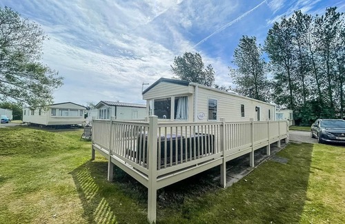 Skegness House | Homely 6 berth caravan at Southview Holiday Park ref 33031W