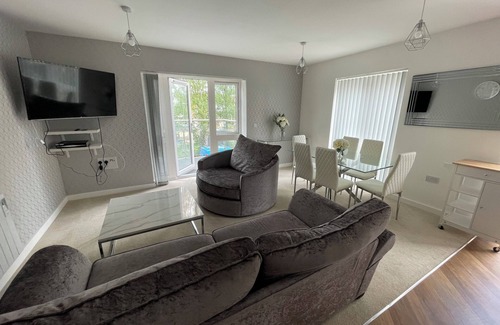 Hemel Hempstead Apartment | Homely Apartment With Elegant Touch, Including Balcony for Nature Views