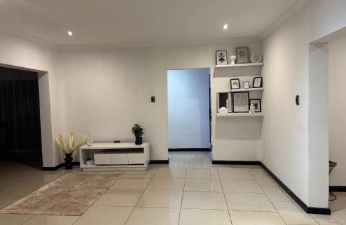 Carletonville House | HomelyVest Guesthouse