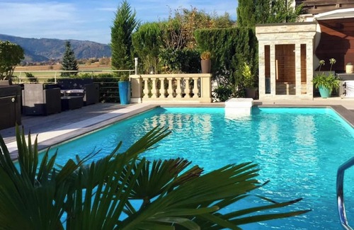 Walbach House | Homerez - Comfortable House in Walbach with Private Pool