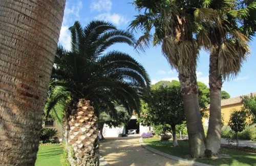 Vias Apartment | Homerez - Elegant apartment in Vias with balcony and garden