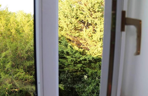 Saint-Cyr-au-Mont-d'Or Apartment | Homerez - Amazing appartement for 2 ppl. with garden at Saint-Cyr-au-Mont-d'Or