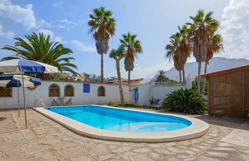 Buenavista del Norte House | Homerez - House 1 km away from the beach for 4 ppl. with shared pool and garden