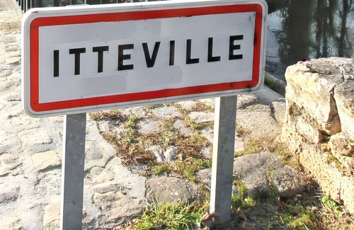 Itteville House | Homerez - House with garden in Itteville and garden views