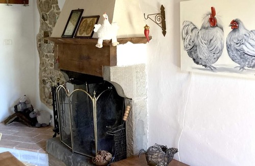 Caprese Michelangelo House | Homerez - Nice house for 6 ppl. with balcony at Caprese Michelangelo