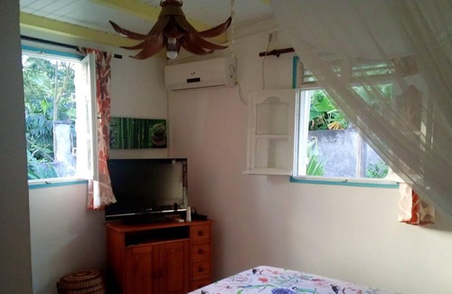 Trois-Rivieres Villa | Homerez - Villa for 2 ppl. with swimming-pool and garden at Trois-Rivières