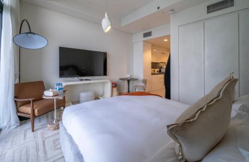 Sheikh Zayed Road Apartment | Homes Beyond l Studio Chic City Escape Aykon City Tower C