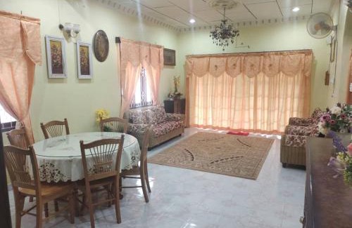 Kampung Padang Luas House | Homestay Che Mas