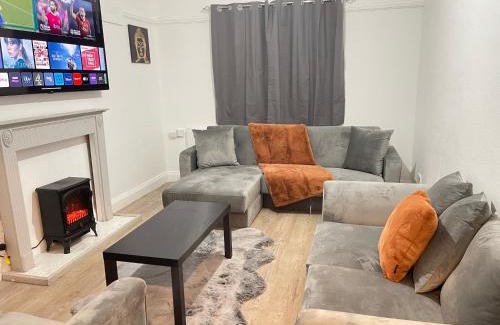 Welford Apartment | Hometel Digs Hidden Gem Large Comfy Home Can Sleep 15