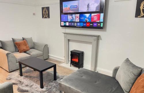 Welford Apartment | Hometel Digs Hidden Gem Large Comfy Home Can Sleep 15